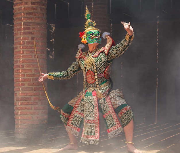 Hombre de toda la longitud con ropa tradicional mientras baila