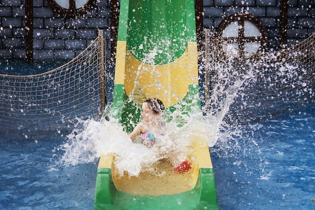 Foto hombre de toda la longitud salpicando agua en la piscina