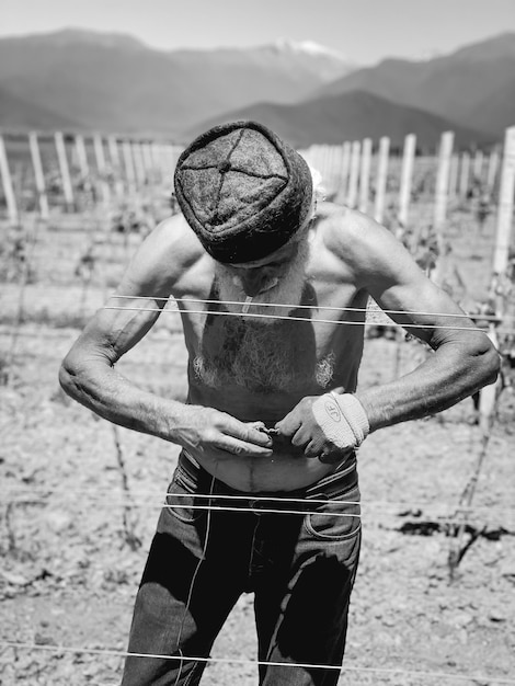 Foto hombre de toda la longitud sosteniendo un paraguas en el campo