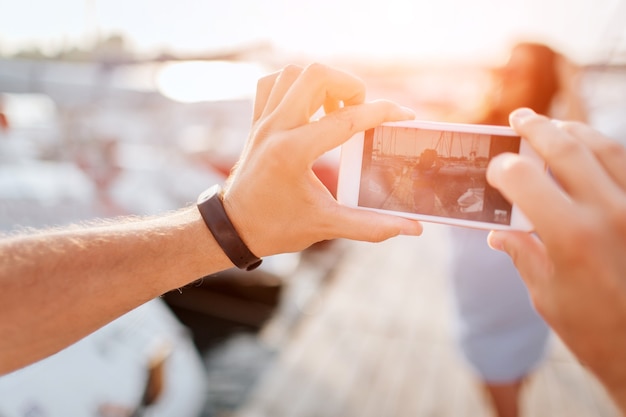 El hombre toma la foto de la mujer joven