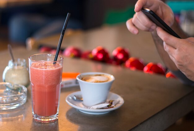 Foto hombre tomando café en una cafetería