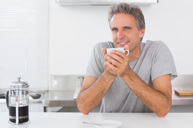 Hombre tomando un café en la cocina