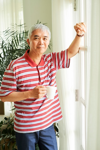 Hombre tomando café en la mañana