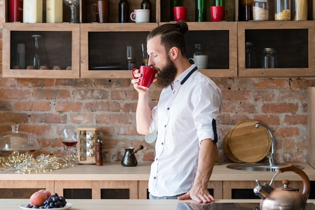 Hombre tomando café por la mañana