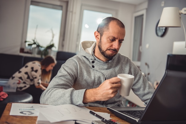 Hombre tomando café