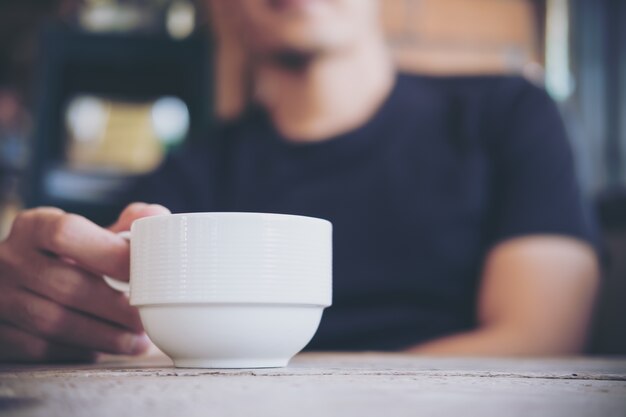 hombre tomando café