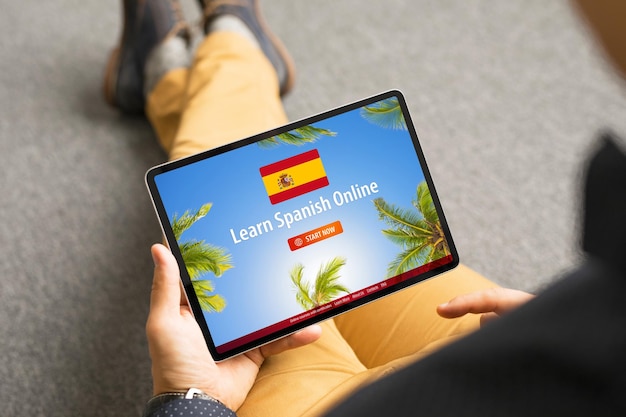 Hombre tomando cursos en línea y aprendiendo español