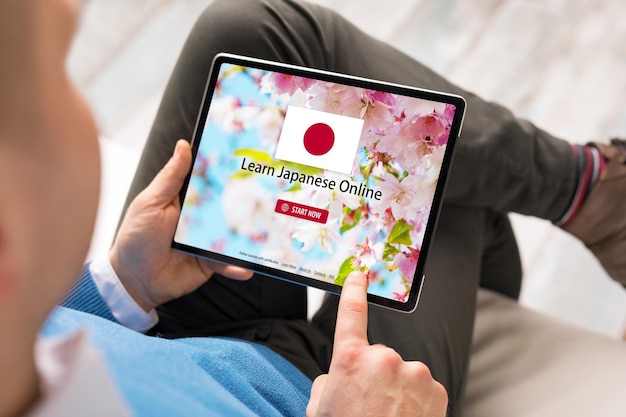 Hombre tomando cursos en línea y aprendiendo japonés