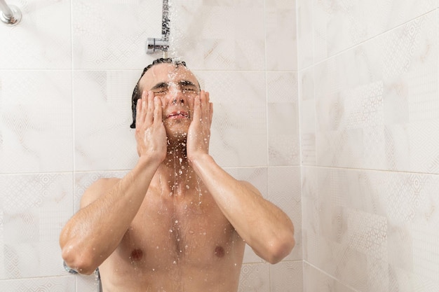 hombre tomando una ducha