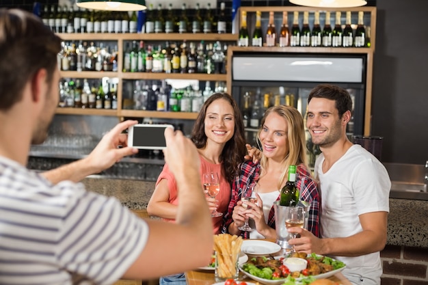 Hombre tomando foto de amigos