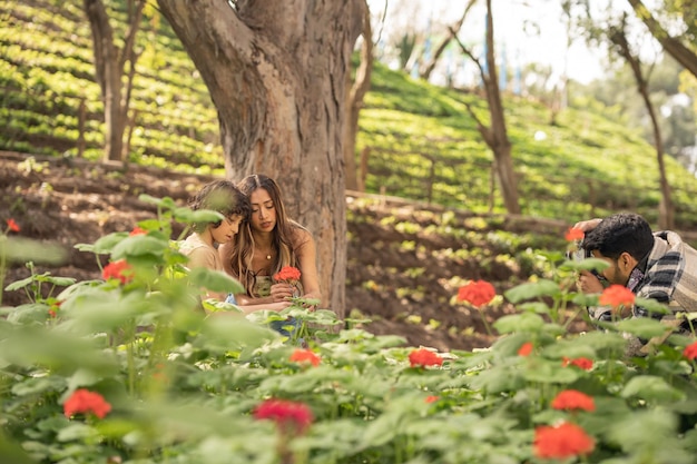 Hombre tomando una foto de una mujer y un niño en un parque