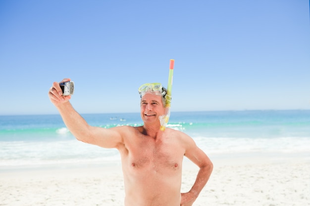 Hombre tomando una foto de sí mismo