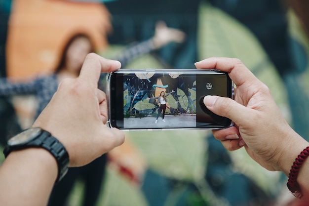 Hombre tomando una foto de su novia.