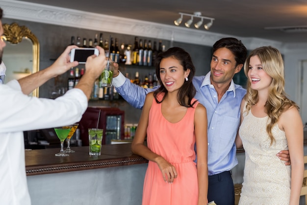 Hombre tomando una foto de sus amigos