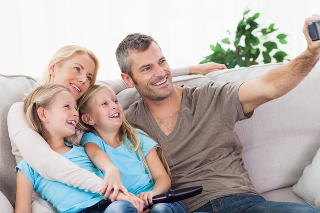 Hombre tomando foto de sus hijos y esposa