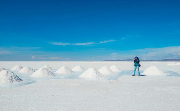 Hombre tomando fotos de bancos de sal en el Salar de Uyuni