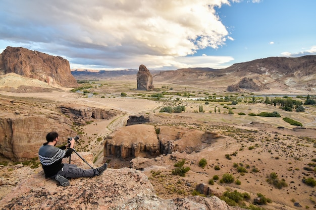 Hombre tomando fotos en el desierto de la patagonia