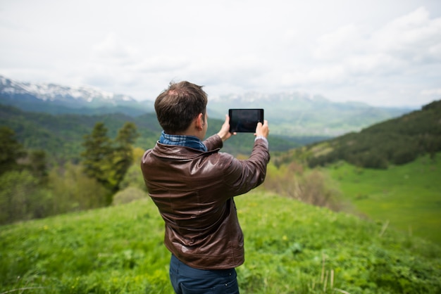 Hombre tomando fotos de las montañas