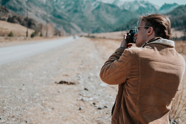 Un hombre tomando fotos en las montañas.