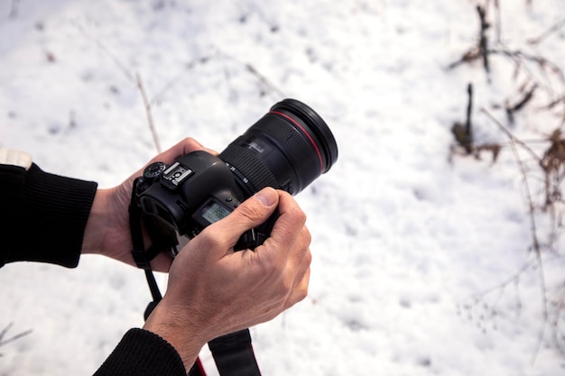 Un hombre tomando fotos en la nieve en invierno.