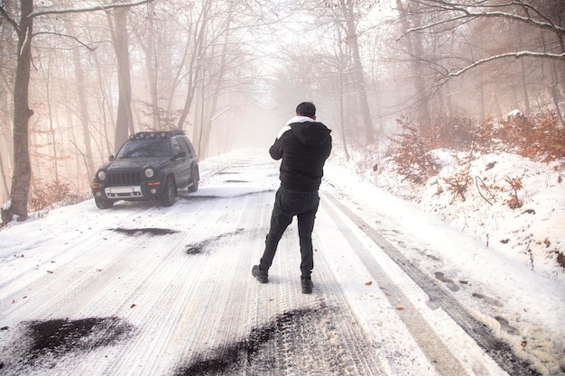 Un hombre tomando fotos en la nieve en invierno.