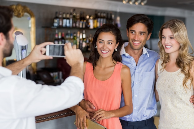 Hombre tomando fotos de sus amigos