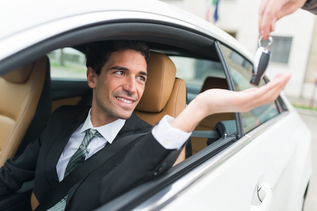 Hombre tomando la llave de su carro