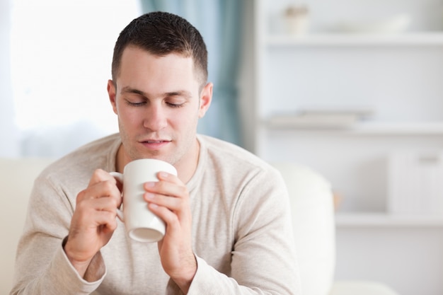 Hombre tomando un té