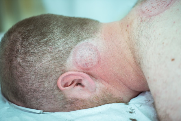 hombre tomando terapia de catación para su cuerpo