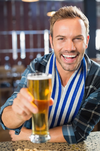 Hombre tostado una cerveza