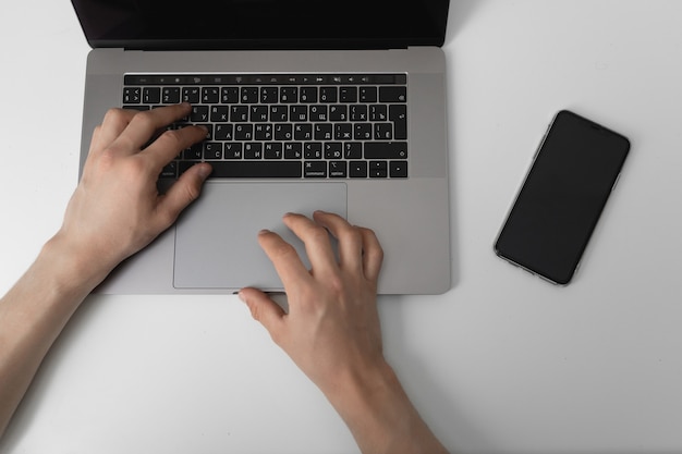 El hombre trabaja en casa usando una computadora portátil para el concepto de trabajo remoto durante una pandemia