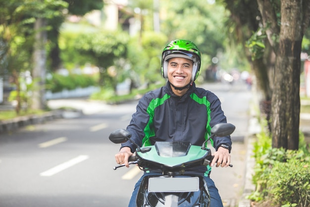 El hombre trabaja como conductor de motocicletas comerciales