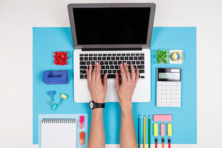 Foto un hombre trabaja con una computadora portátil aislada en blanco y azul