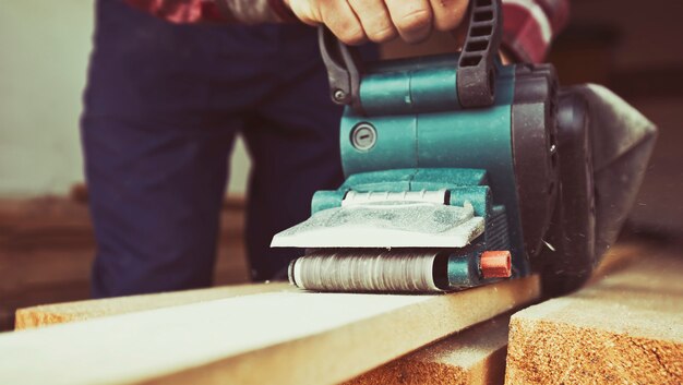 Foto el hombre trabaja con madera