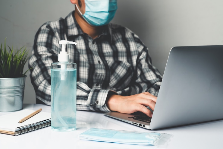 Foto el hombre trabaja en la oficina en casa para protegerse contra la enfermedad por coronavirus