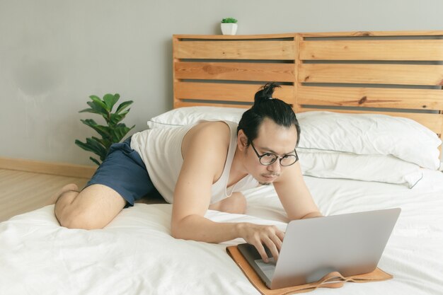 El hombre trabaja desde su casa con ropa muy informal y cabello en la cama.