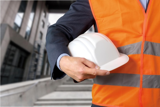 Hombre trabajador con casco en el fondo