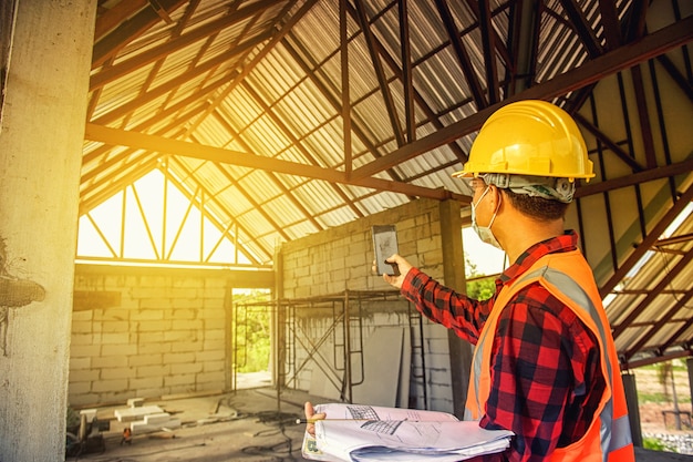 Hombre trabajador con casco de seguridad Construcción industria de la construcción