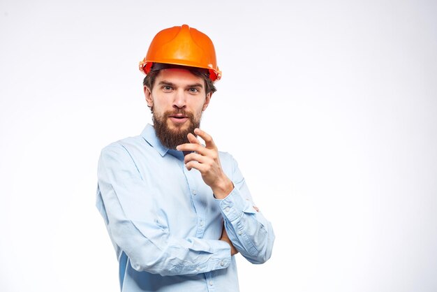 Hombre trabajador en construcción de industria de emociones de ingeniero de pintura naranja