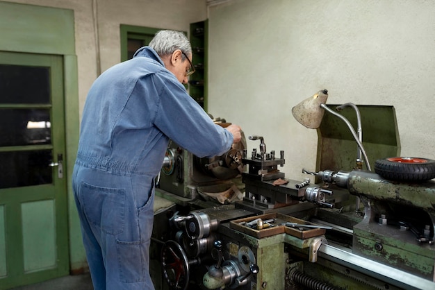 Hombre trabajador haciendo su trabajo en un taller industrial