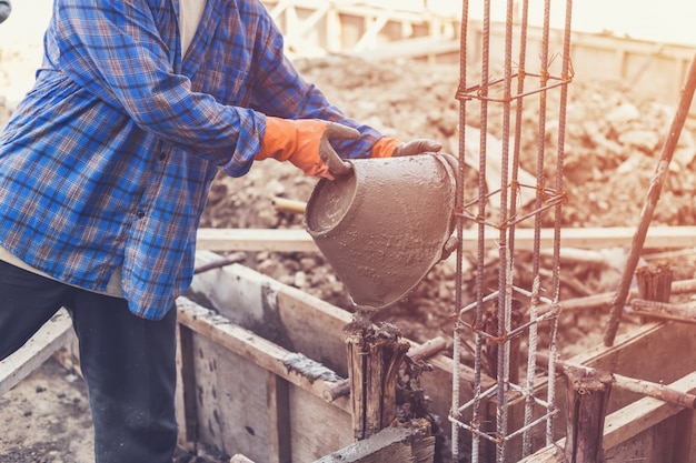 hombre, trabajador, mezclando, cemento, mortero, yeso, construcción, vendimia, tono