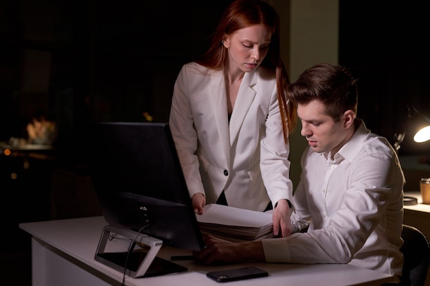 El hombre trabajador de oficina está cansado de recibir instrucciones y tareas de la directora, recibe muchos papeles e instrucciones o instrucciones. finanzas, oficina, lluvia de ideas, concepto de fecha límite