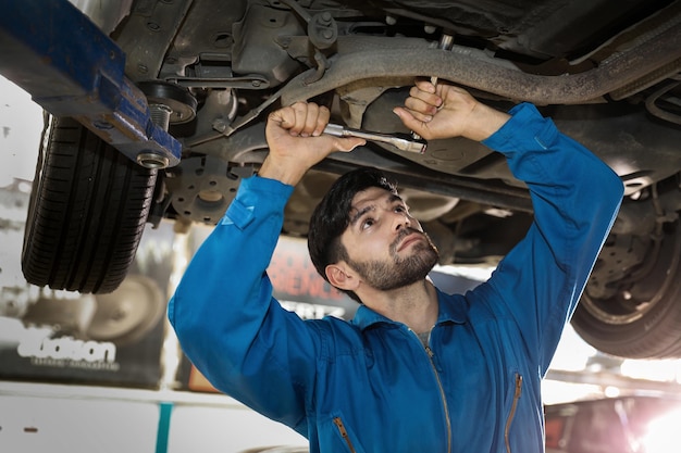 Foto hombre trabajando en un autobús