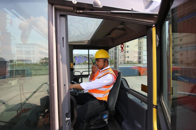 Foto hombre trabajando en un autobús