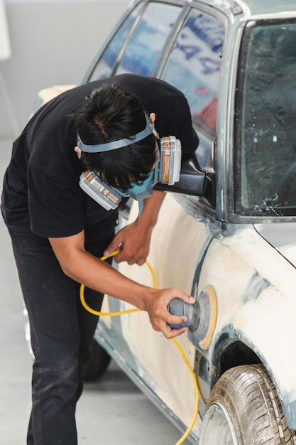 Foto hombre trabajando en un autobús