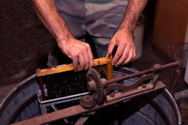 hombre trabajando con un barril de madera