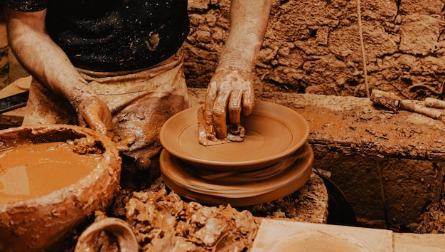 Hombre trabajando en el barro