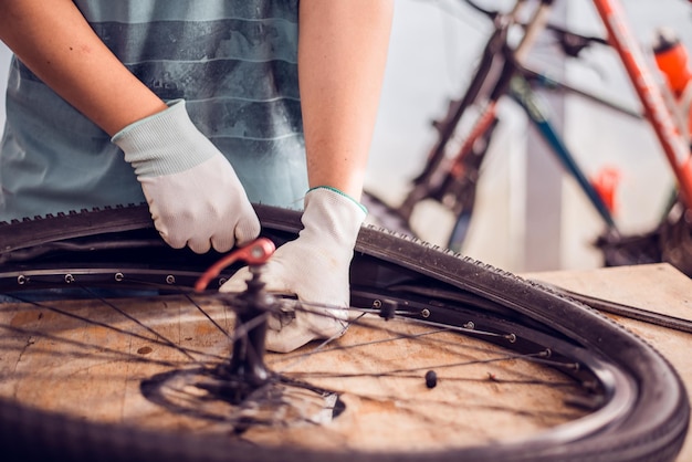 Foto hombre trabajando en bicicleta