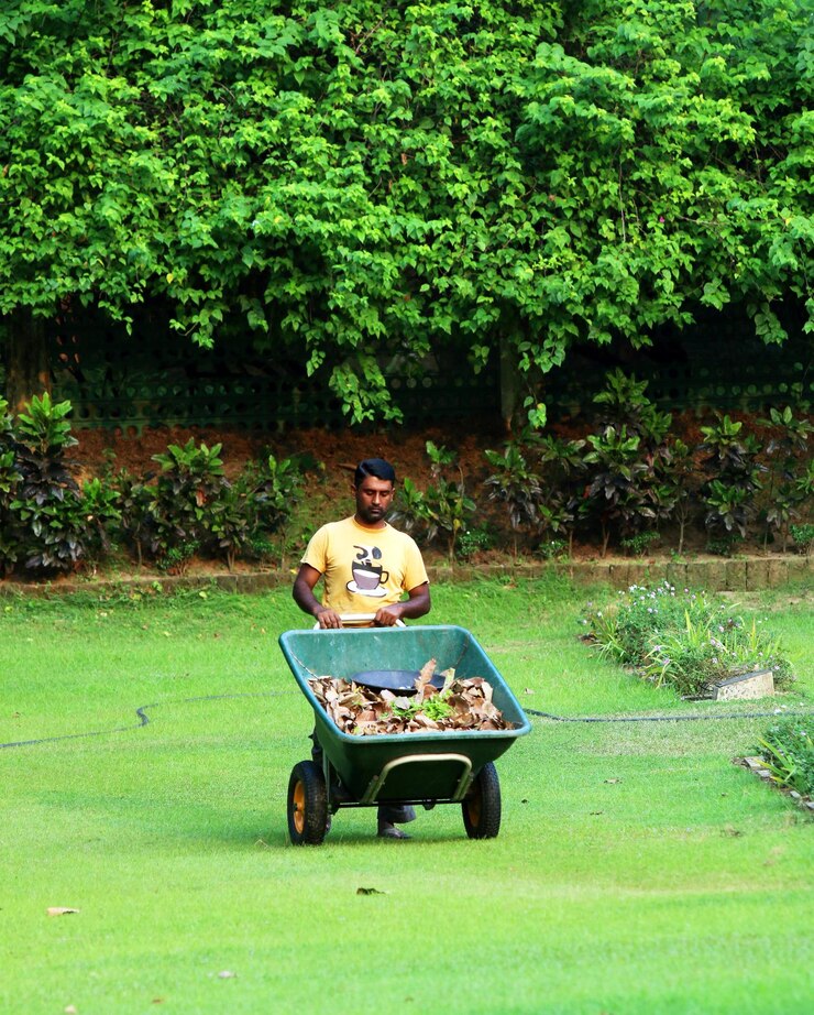 Un hombre trabajando en el campo Manos masculinas tocando el suelo en el campo