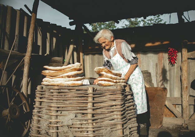 Hombre trabajando en la canasta